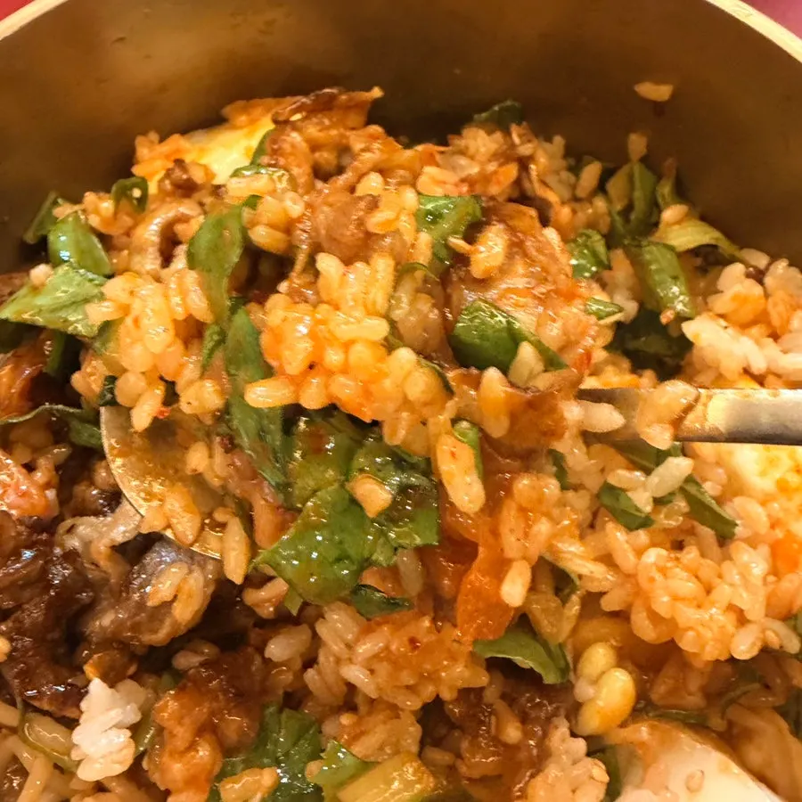 Tazón de woosamgyeop bibimbap ya mezclado