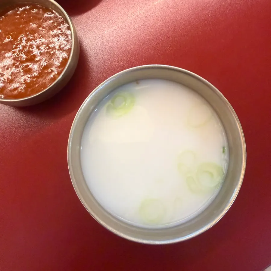 Mesa servida con woosamgyeop bibimbap y acompañamientos