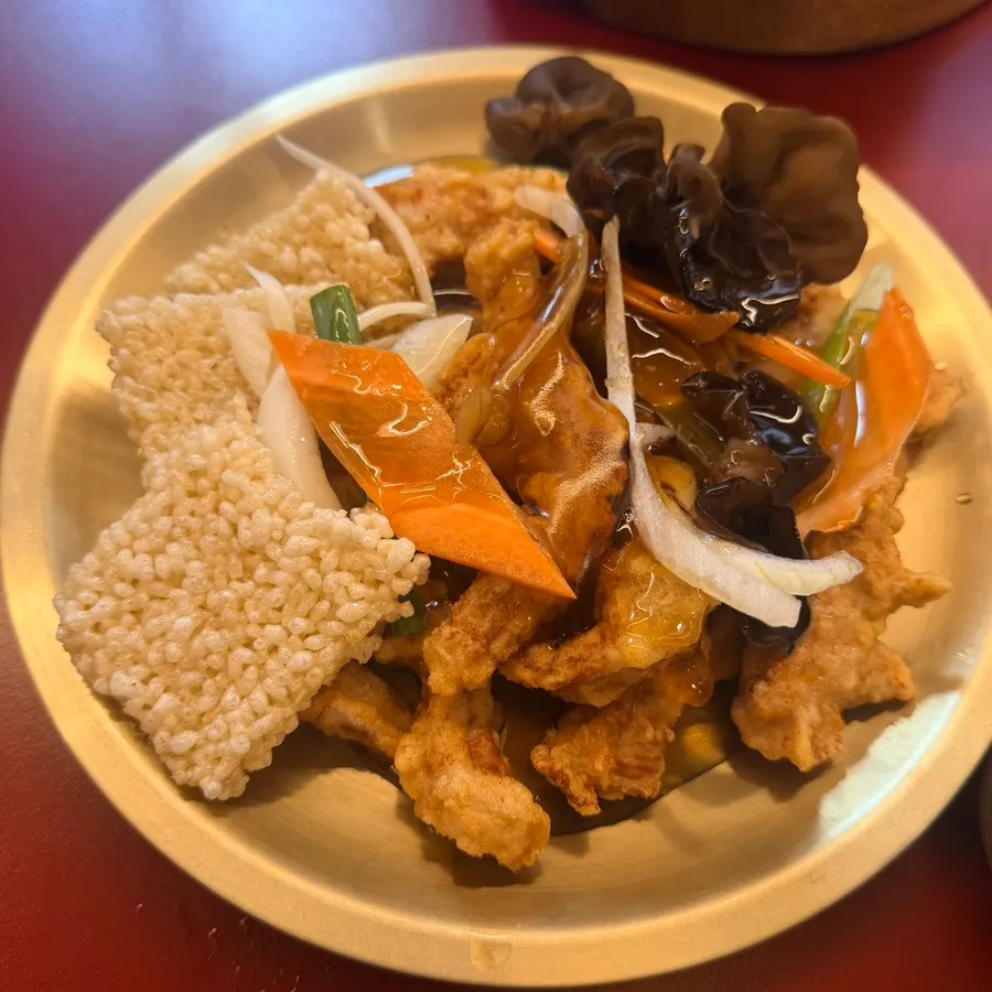 Nurungji tangsuyuk de Horangi Gotgan con arroz tostado crujiente