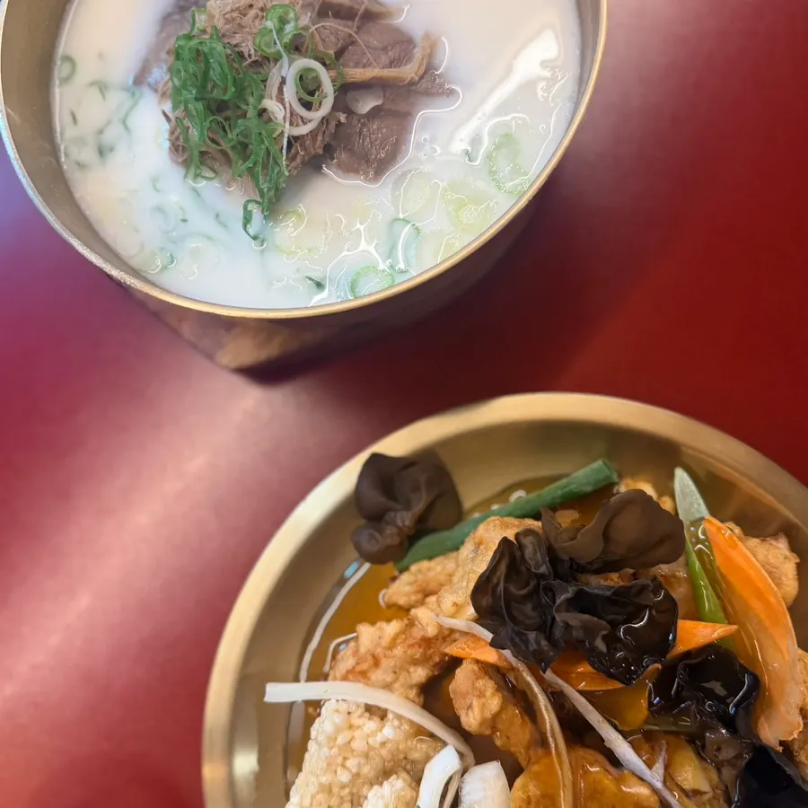 Mesa con los tres platos: bibimbap, sagol bap y tangsuyuk