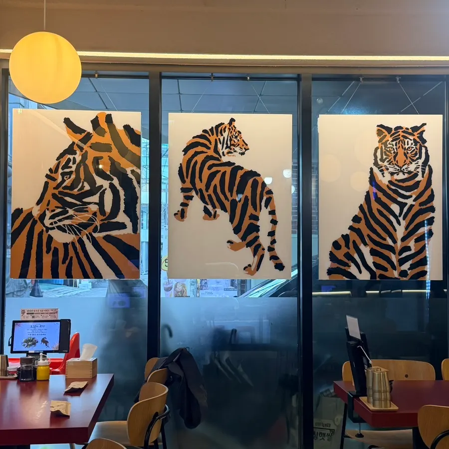 Mesa de Horangi Gotgan Gongdeok Branch al terminar la comida
