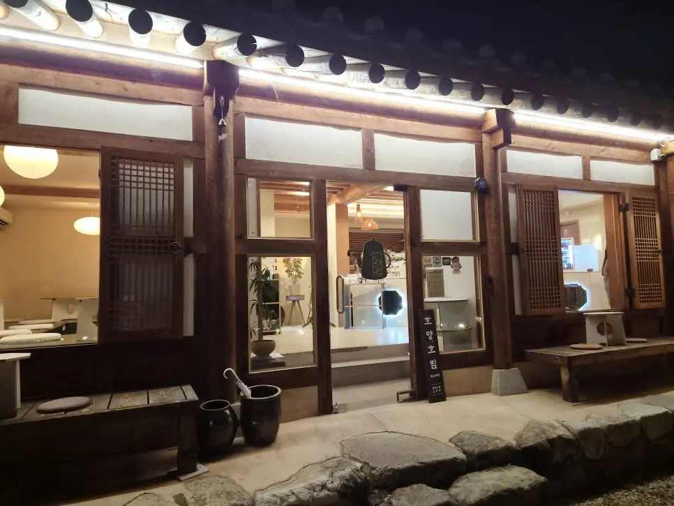 夜の照明が灯る陽林洞の韓屋カフェ、ホヤンホリムの正門