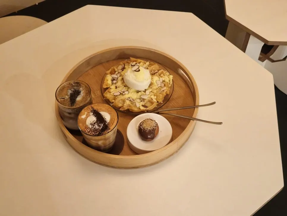 ホヤンホリムのドリンクとデザートメニュー案内
