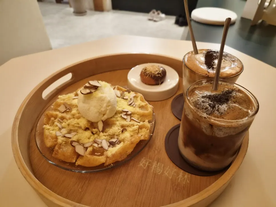 デカフェラテが記載されたホヤンホリムのメニュー構成