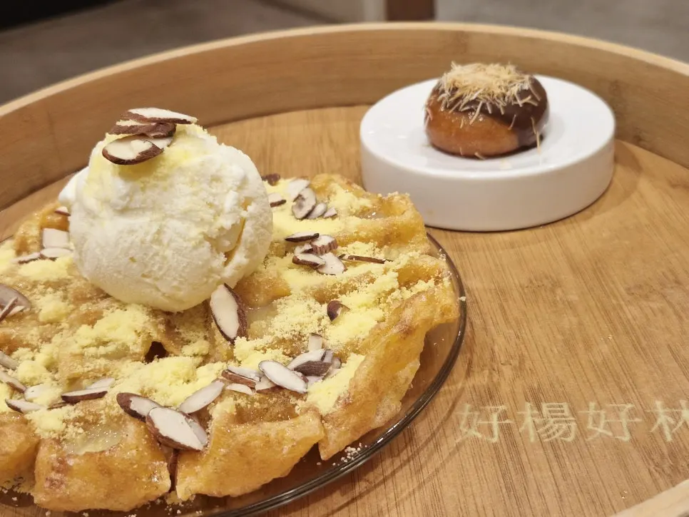 香ばしいクリームがのったデカフェ黒ゴマラテ