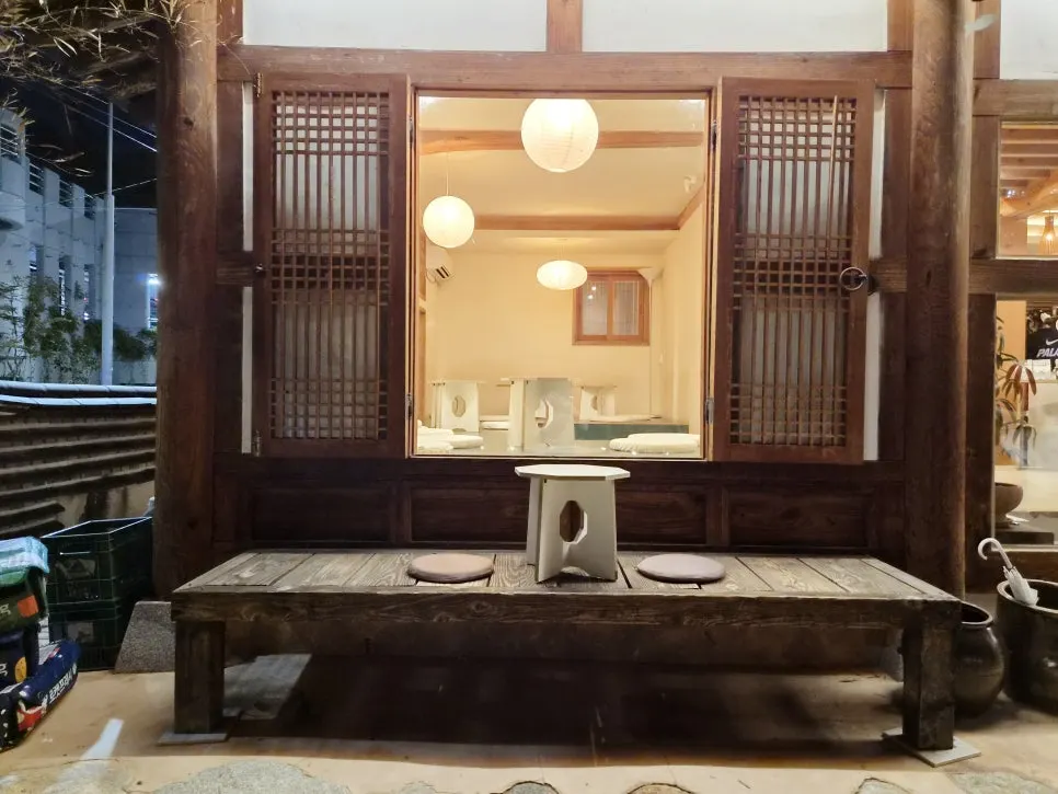 照明が瓦屋根を照らす夜のホヤンホリムの庭