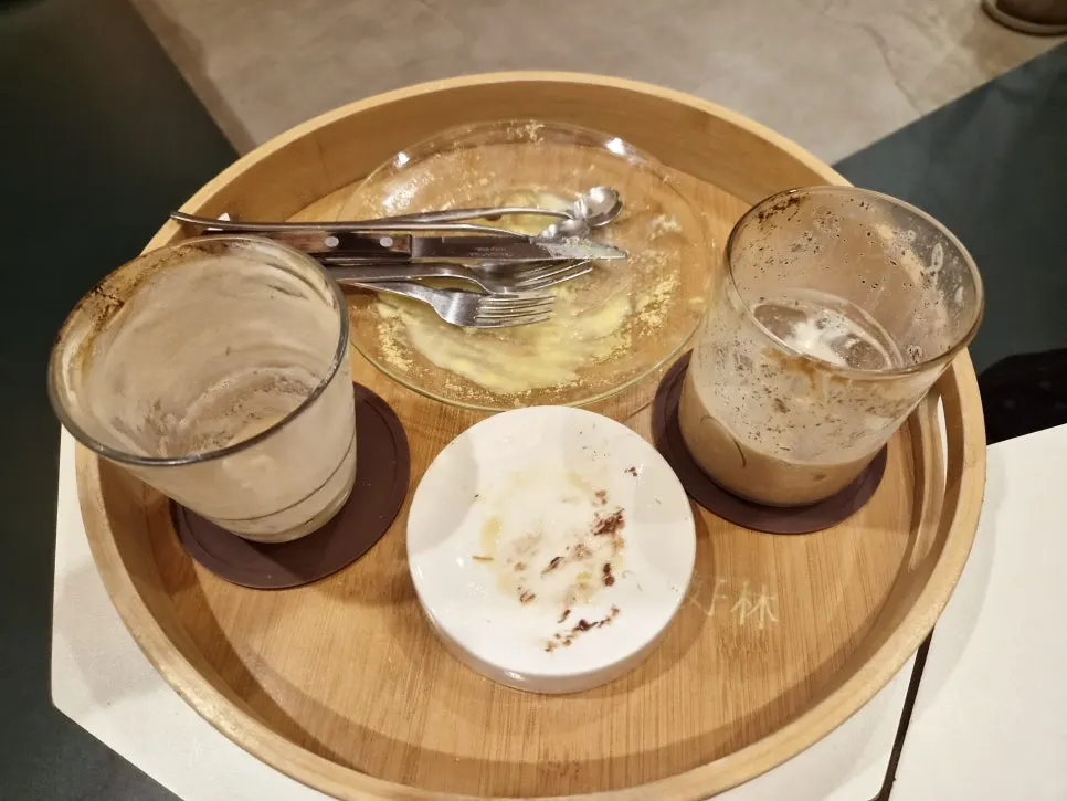 夕方の雰囲気のホヤンホリムの庭と瓦屋根