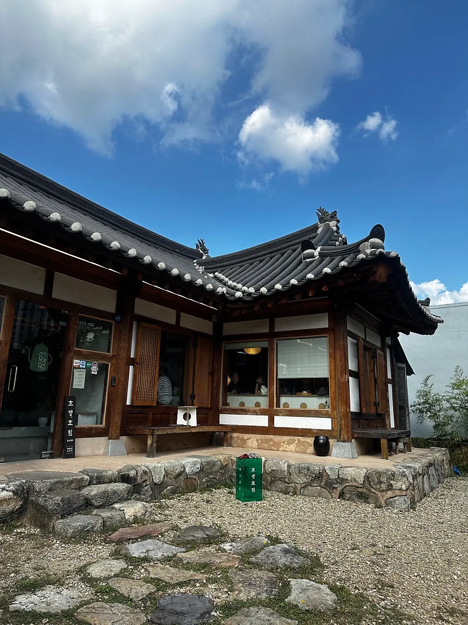 Exterior of Hoyang Horim, a hanok café in Yangnim-dong, Gwangju