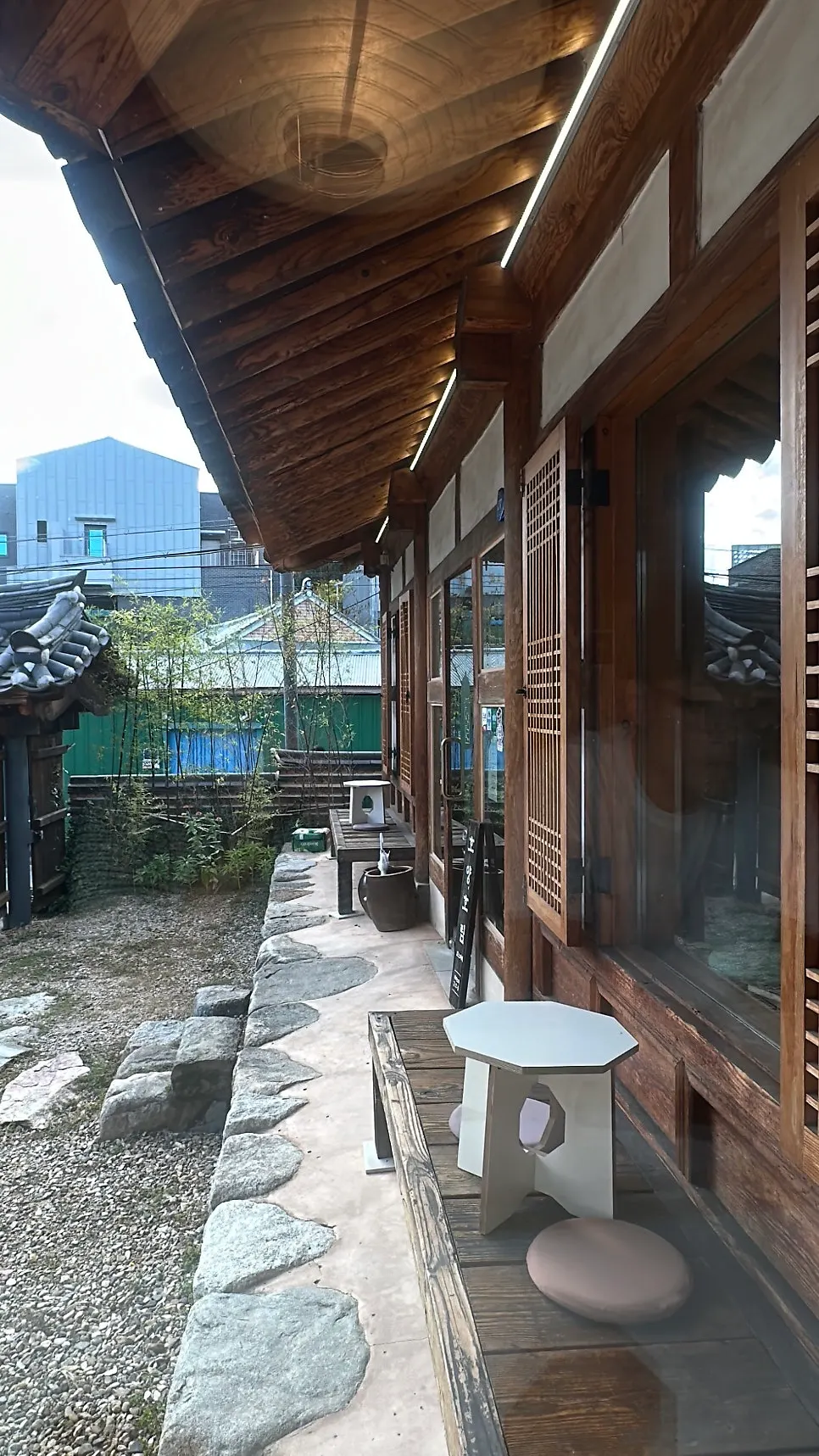 Outdoor seating area at Hoyang Horim