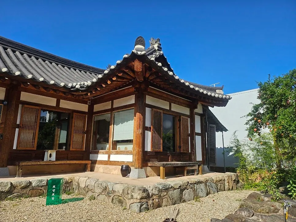 Pemandangan kafe dengan bumbung hanok dan pokok hijau