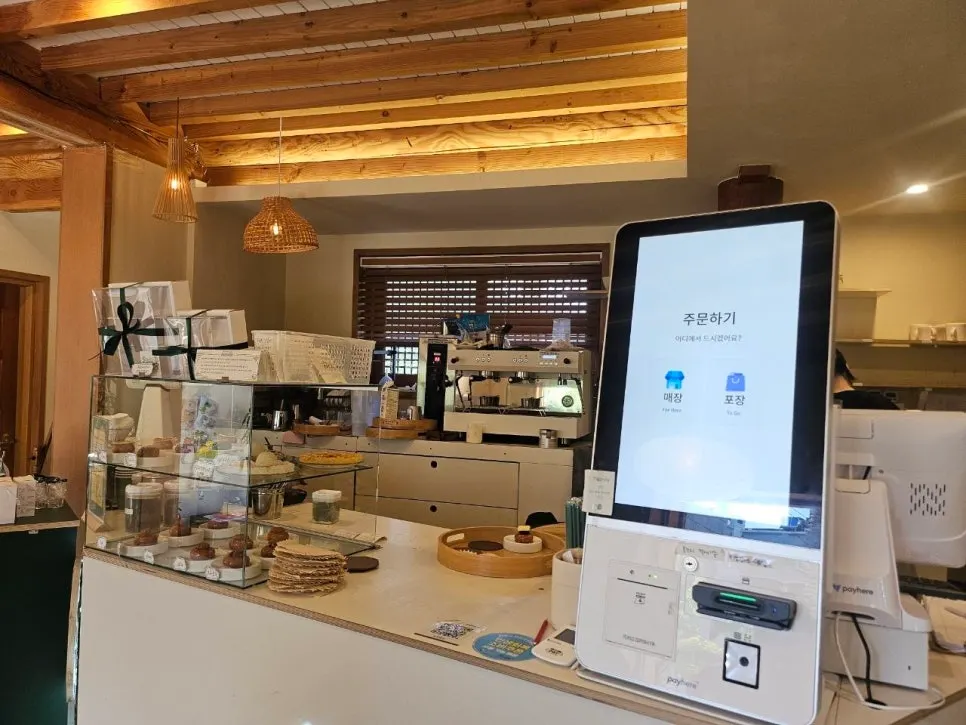 Kiosk pesanan di sebelah kanan kaunter