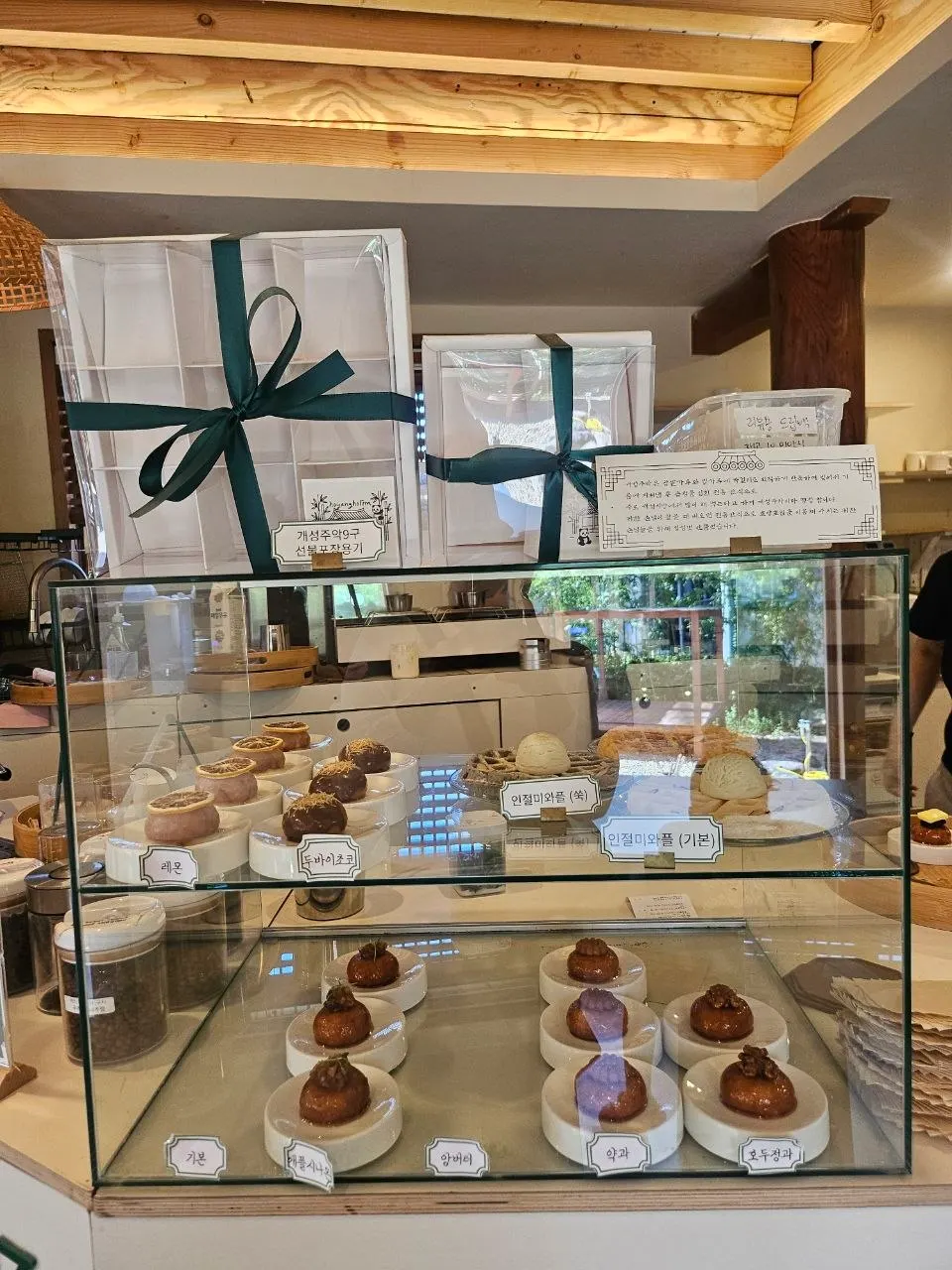 Showcase dessert buatan sendiri di Hoyang Horim