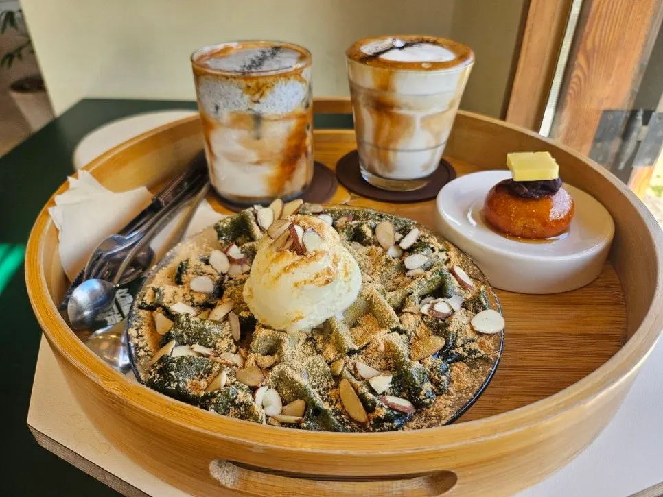 Dulang berisi injeolmi waffle, gaeseongjuak dan dua cawan cream latte