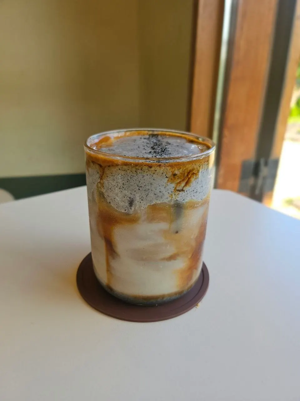 Black sesame cream latte dengan krim bijan hitam di atas