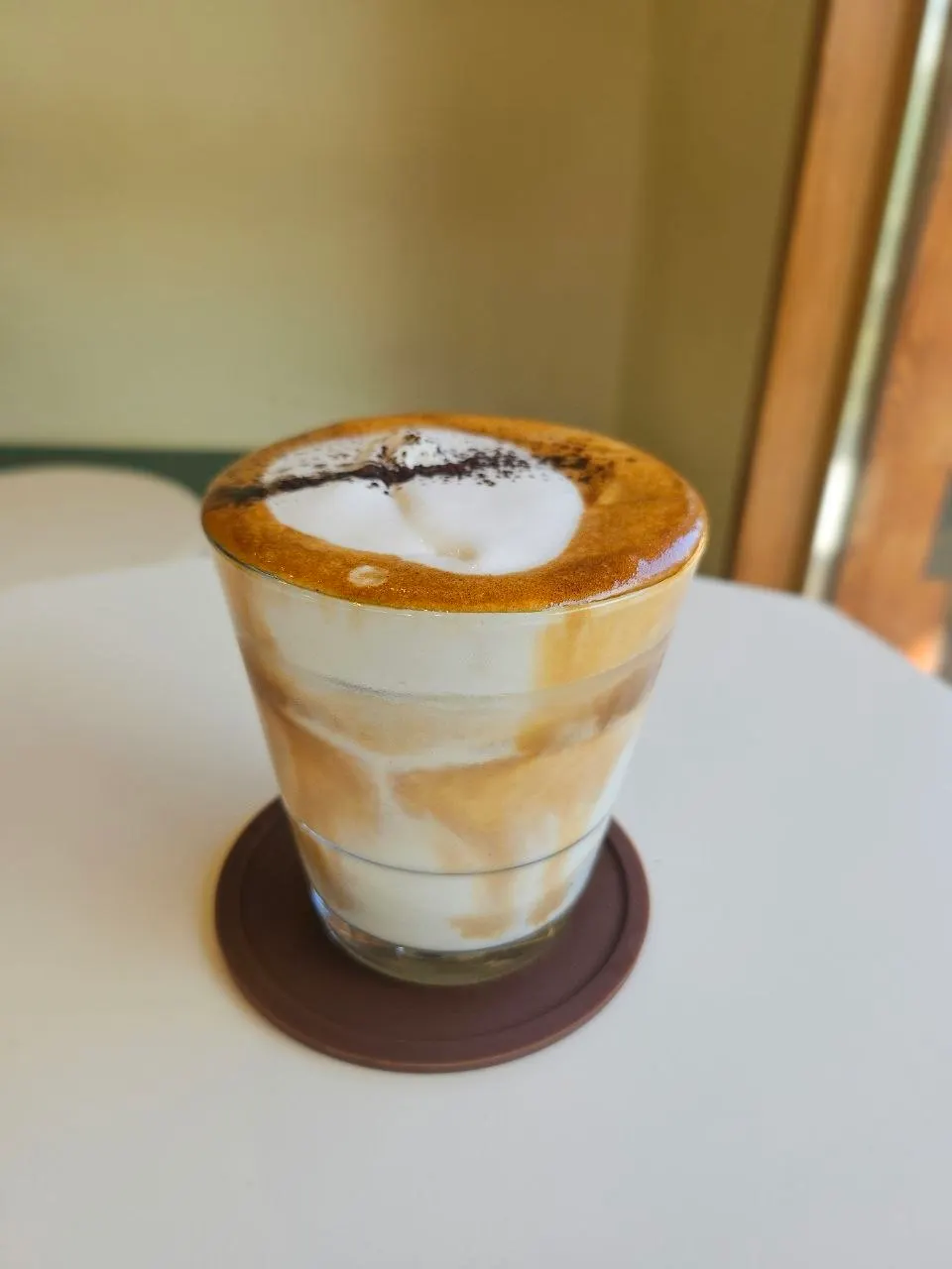 Vanilla bean cream latte dengan krim lembut yang banyak