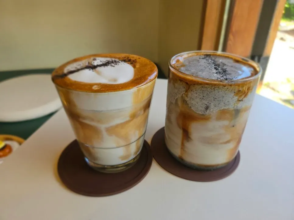 Dua cawan, black sesame cream latte dan vanilla bean cream latte