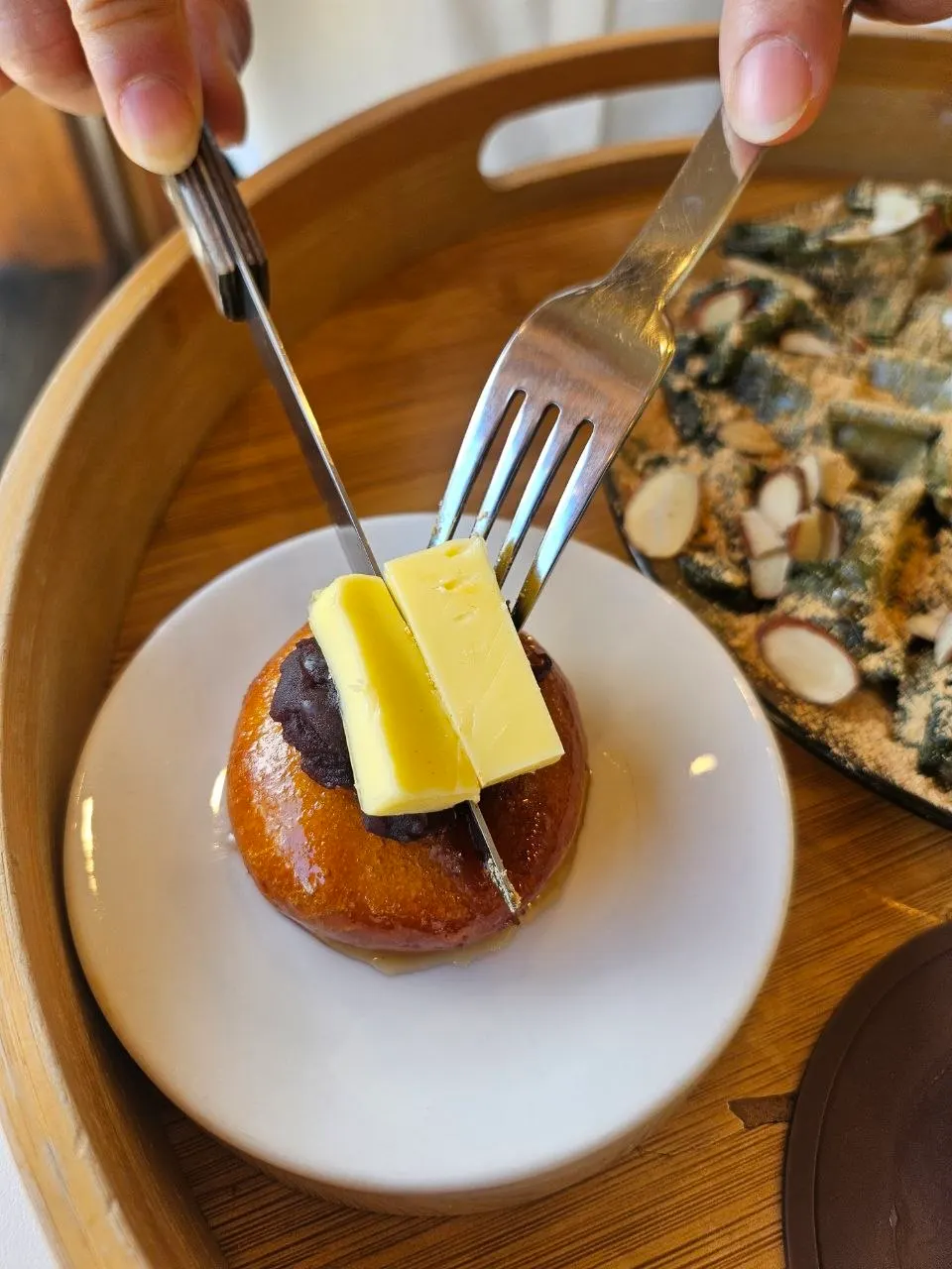 Gaeseongjuak ang-butter diletakkan bersama kopi