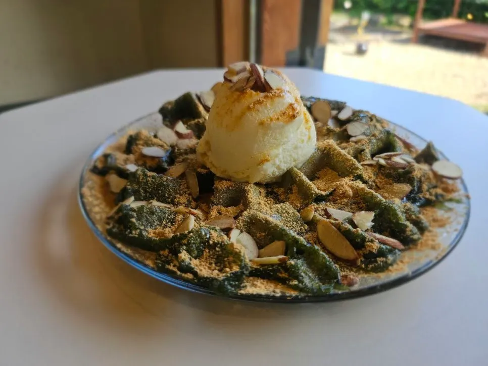 Injeolmi waffle mugwort dengan serbuk injeolmi dan badam