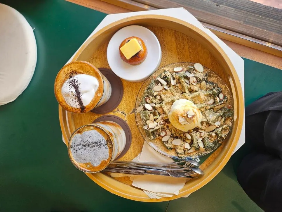 Gambar keseluruhan meja berisi dessert dan minuman