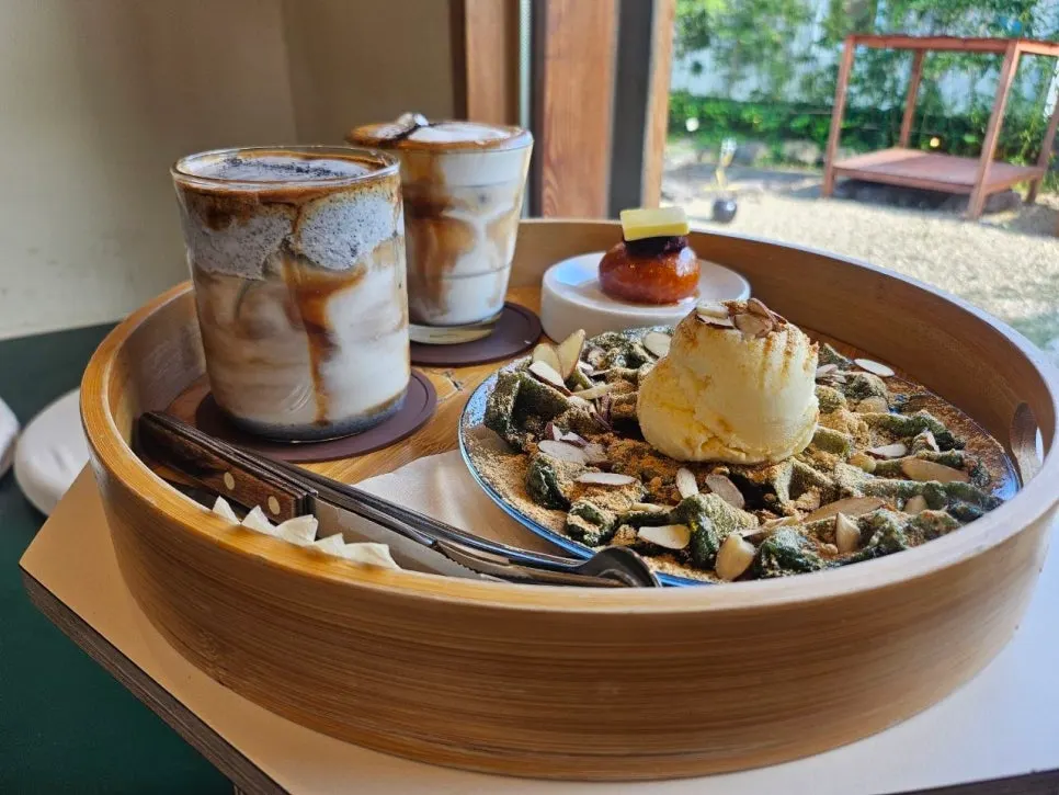 Sudut lain gambar satu meja dessert Hoyang Horim