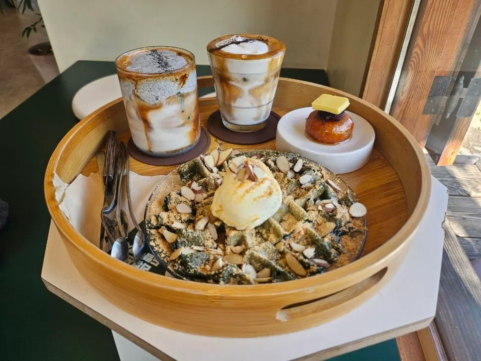 Kopi dan dessert diletakkan di tempat duduk tepi tingkap hanok