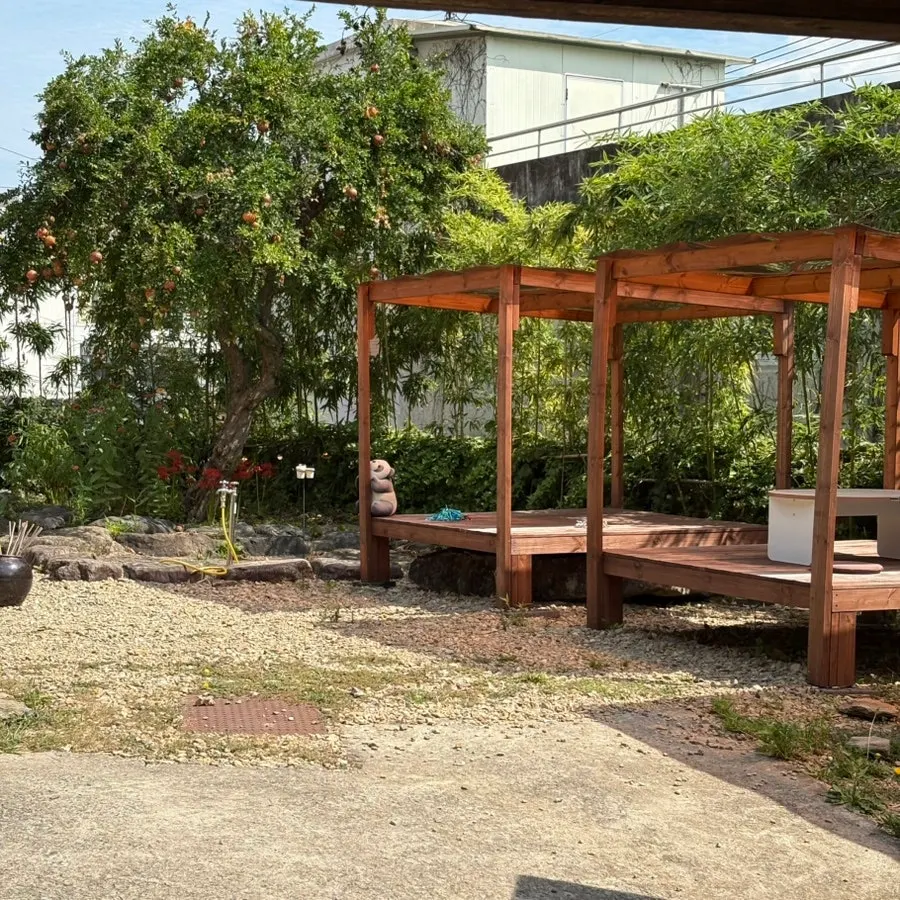 Café entrance with a sign for the new jar bingsu menu item