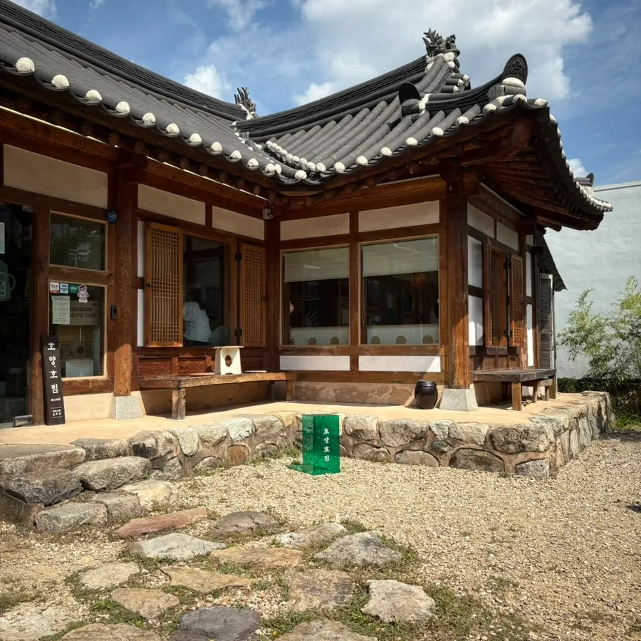 Sunlit indoor hanok seating at Hoyang Horim