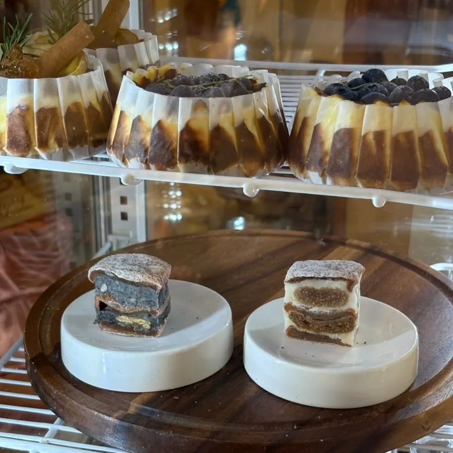 Gotgamsando and Basque cheesecakes on display