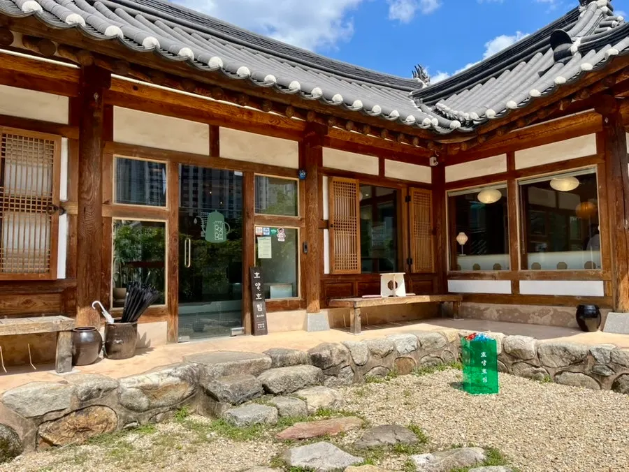 Outdoor seating in Hoyang Horim's courtyard