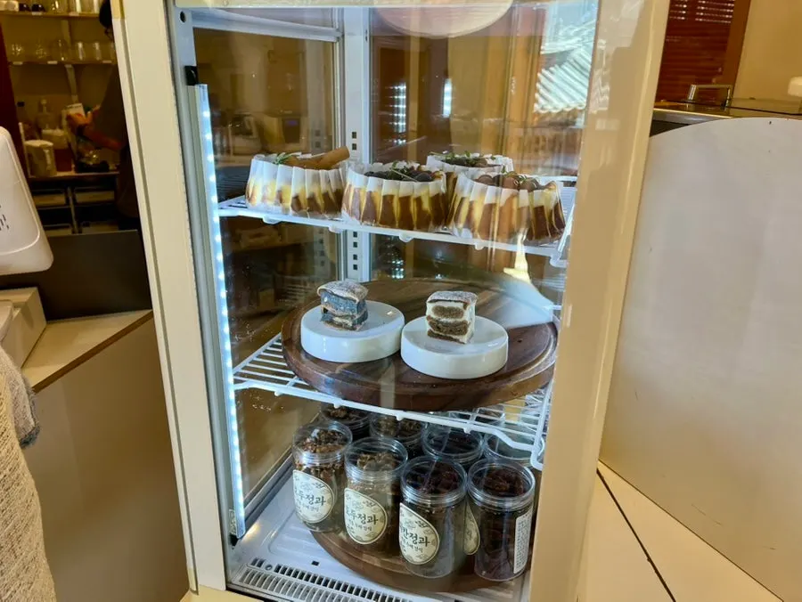 Display area for Hoyang Horim's desserts and coffee
