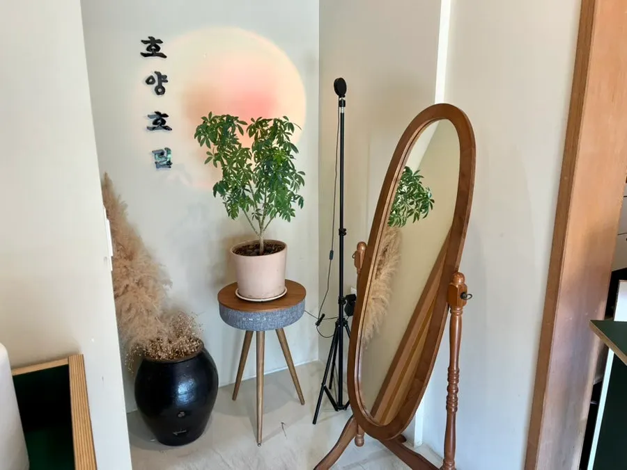 Floor seating with hanok atmosphere