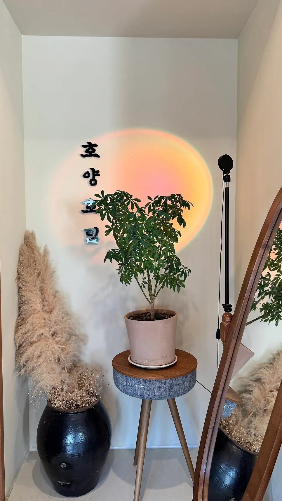 나무 소재와 따뜻한 색감의 한옥 카페 내부