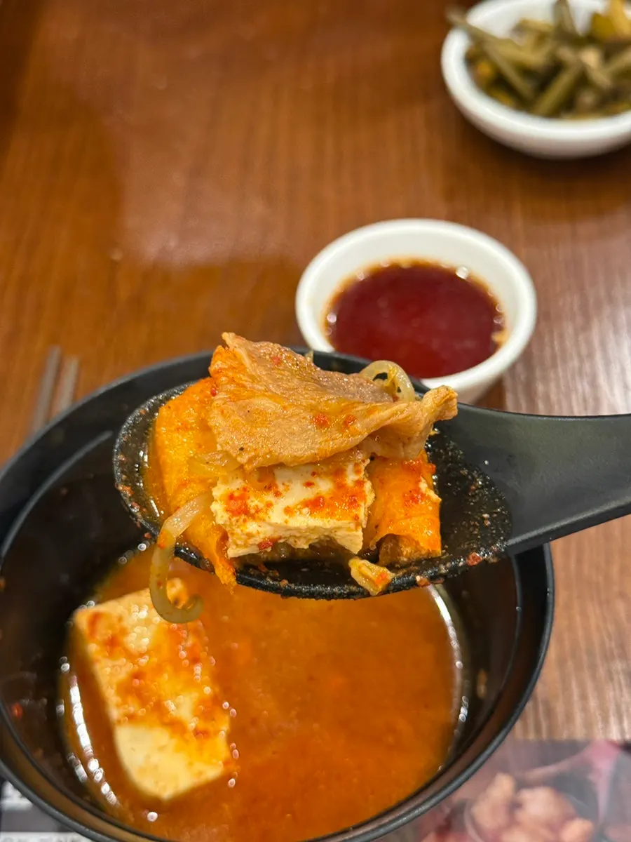 야채가 가득 들어간 전골 속 건더기