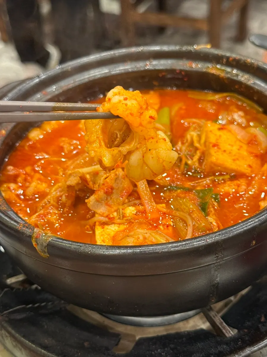 유자간장에 찍어 먹는 대창 한 점