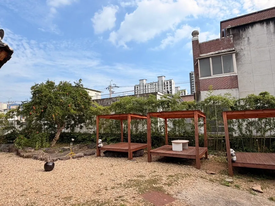 Outdoor courtyard seating at Hoyang Horim