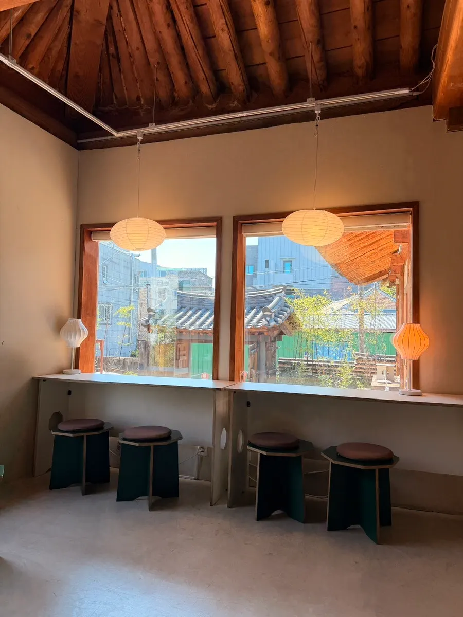 Window seat overlooking the courtyard at Hoyang Horim