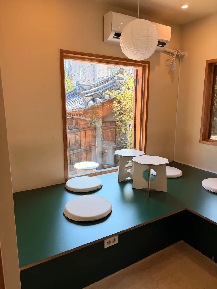 View of the courtyard from Hoyang Horim's window seats