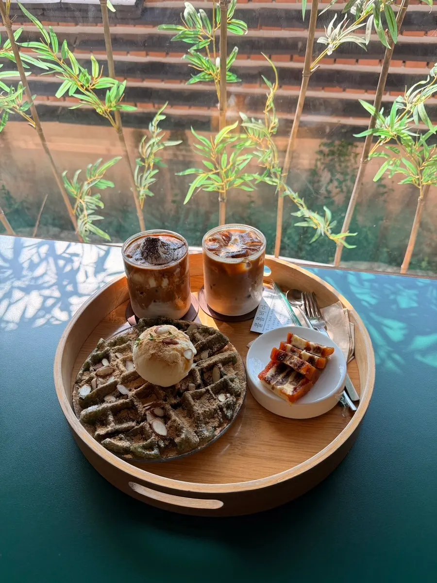 Latte and dessert spread ordered at Hoyang Horim