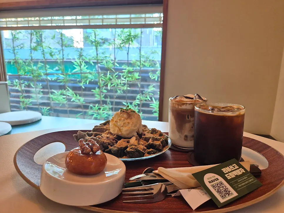 艾草糯米华夫饼与开城油果核桃蜜饯摆盘