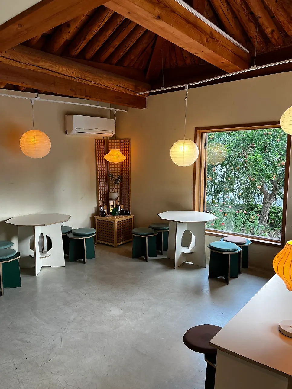 Hoyang Horim's interior with hanok windows and wooden pillars