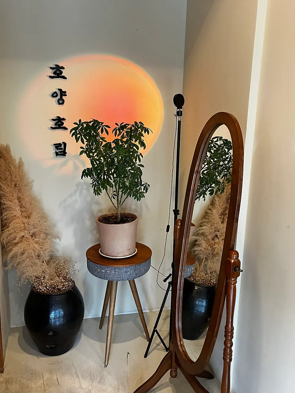 Interior atmosphere of the Hoyang Horim hanok café