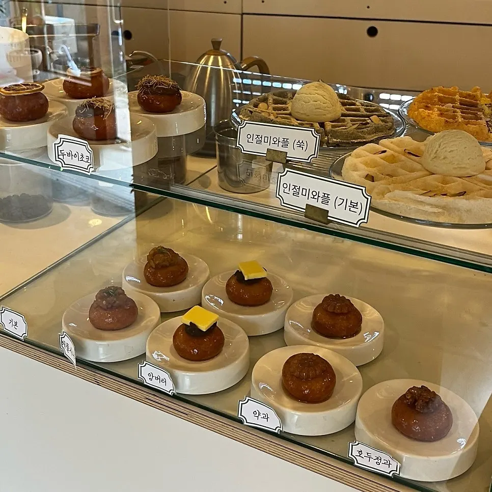 Dessert display case at Hoyang Horim
