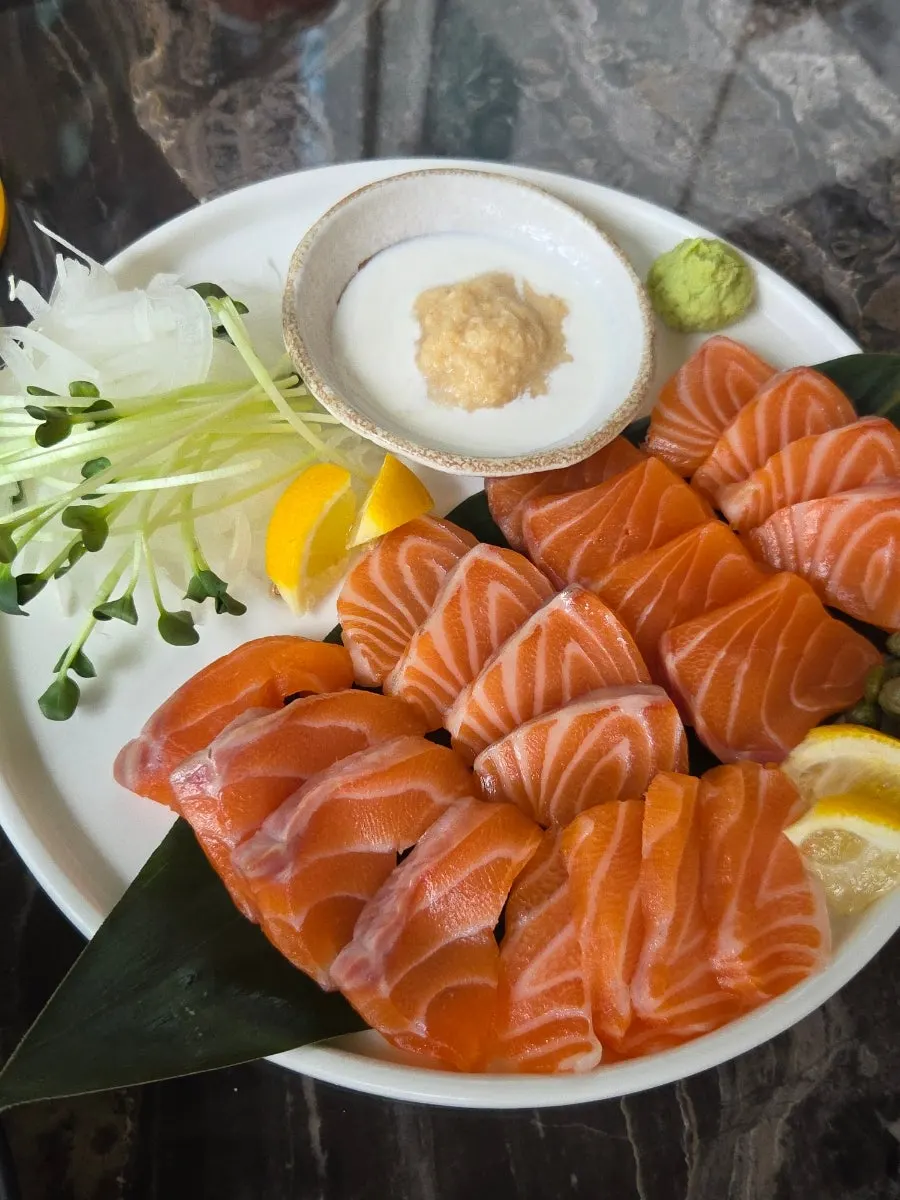 Plate of salmon sashimi at Hoyo Gudi Branch