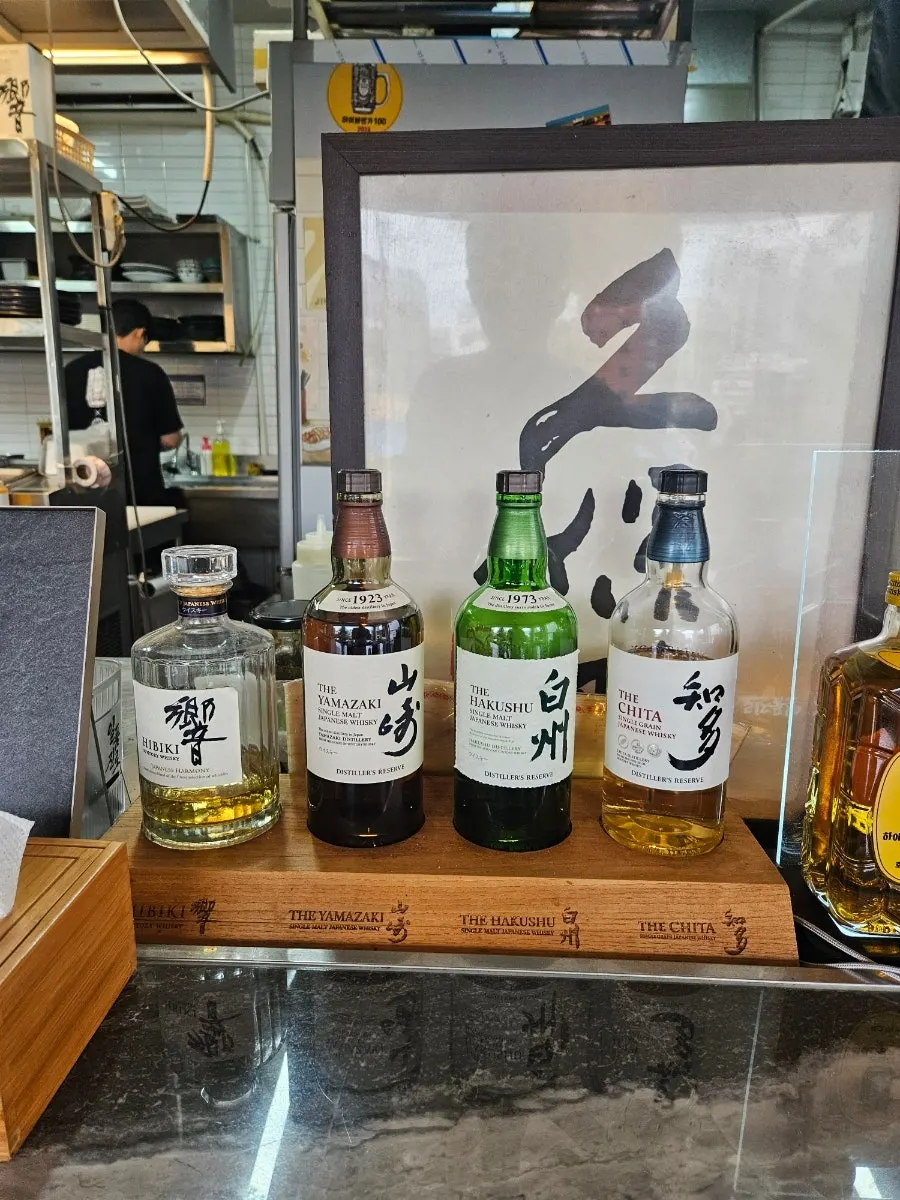 닷지석 앞에 진열된 일본 위스키 병들
