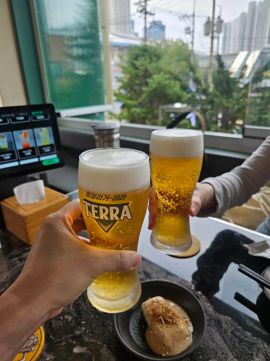 식전에 주문한 생맥주 한 잔