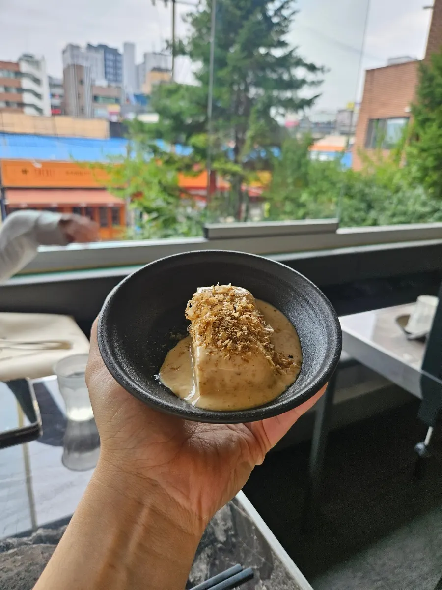 참깨 소스와 가쓰오부시를 올린 기본 안주 연두부