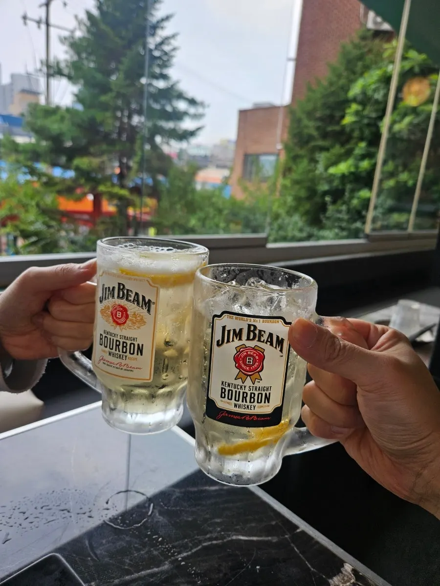 얼음 가득한 짐빔 하이볼 한 잔