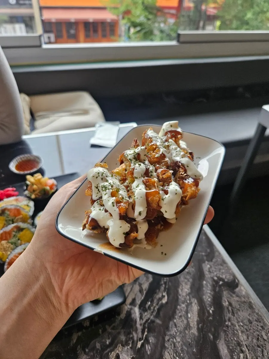 서비스로 나온 야채튀김 접시