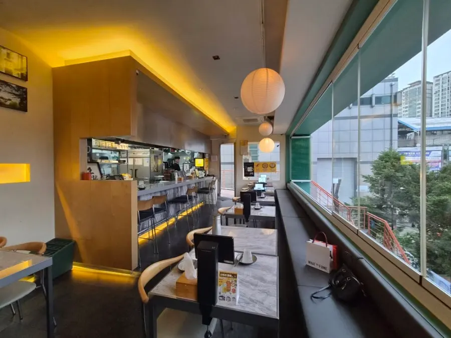 The atmosphere at Hoyo Gudi Branch, good for a drink after work
