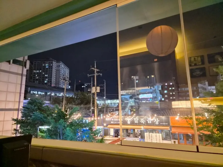 Enjoying teppan-grilled food and a highball at a window seat